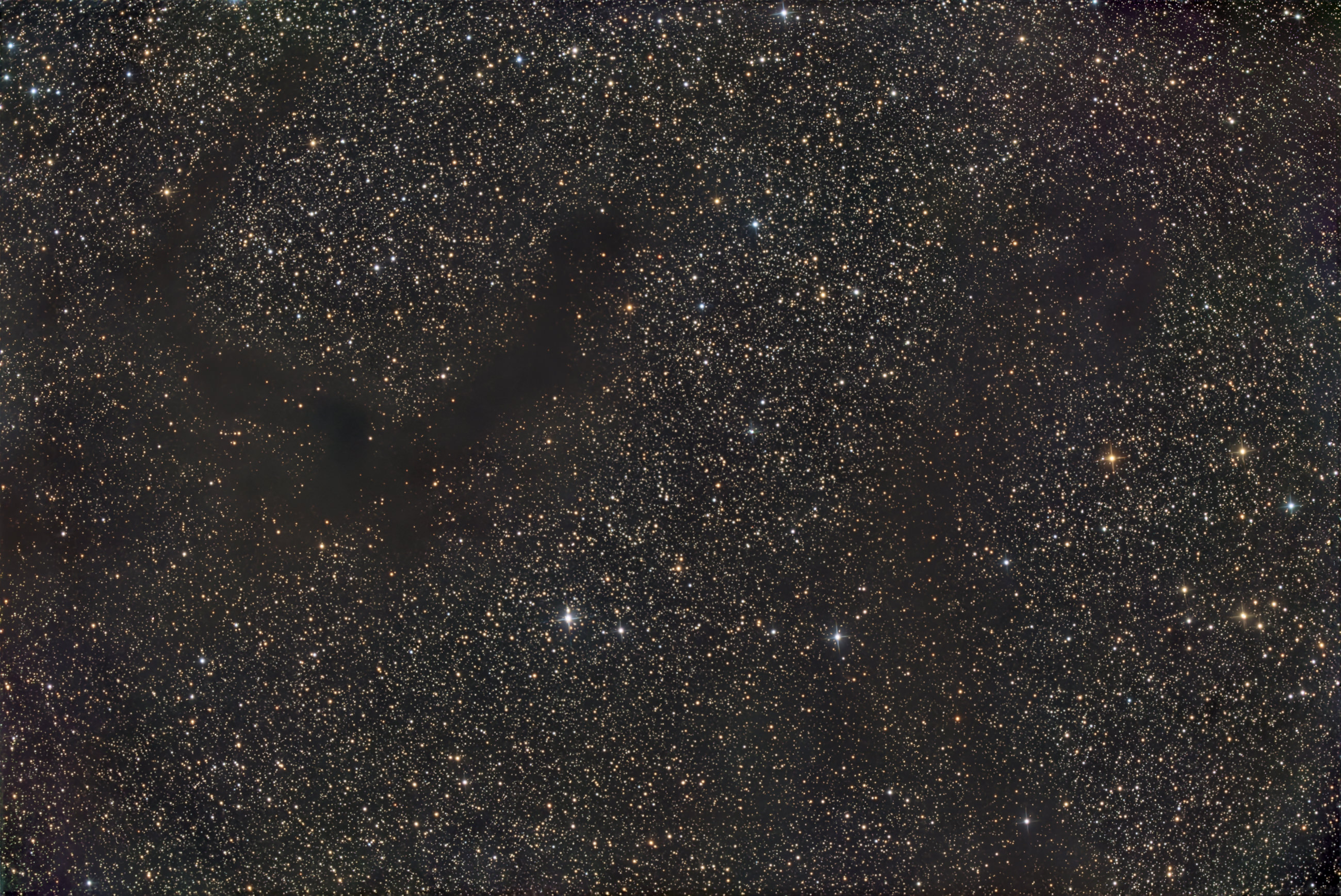 Barnards Dunkelnebel B142 und B143, auch E-Nebel genannt befinden sich im Sternbild Adler und in einem Bereich enormer Sternenfülle.
